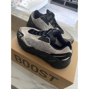 Yeezy 700 MNVN